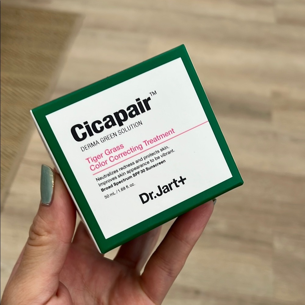 Dr.jart+ Cicapair - color correcting treatment 
Large size